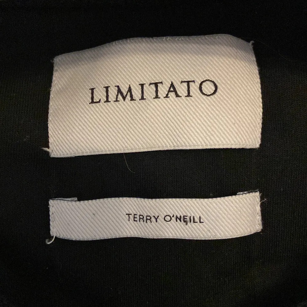 Säljer nu min limitato tröja då den inte används längre skick 10/10 och det finns inga tecken på användning! Det är en unik tröja då hela tröjan är i mocka material. Nypris runt 4000kr . Tröjor & Koftor.
