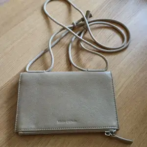 Crossbody wallet bag.