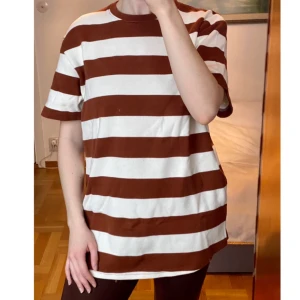 Randig t-shirt 🤍🤎 - Brun-vit-randig t-shirt från Just junkies  🤎🤍 