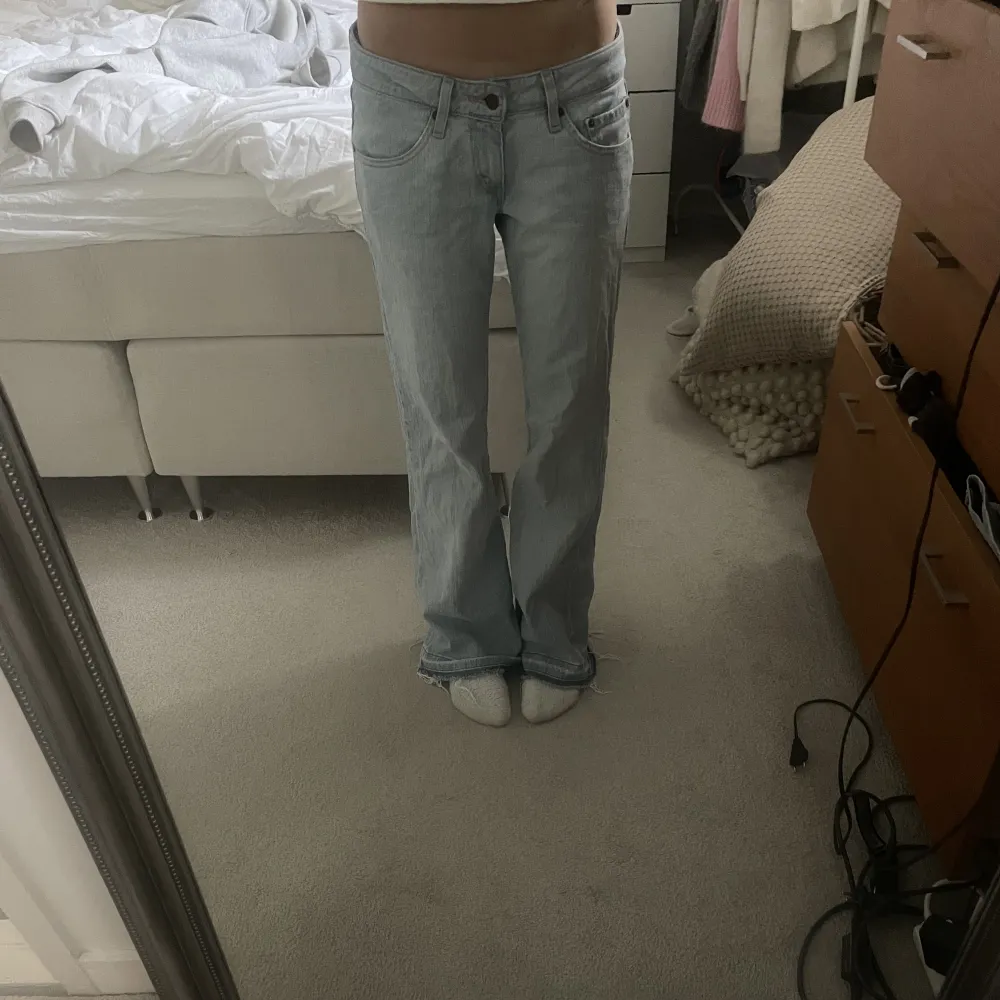 Säljer mina vintage Levis jeans pga att dom är förstora. De är lågmidjade och bootcut och i bra skick💗. Jeans & Byxor.