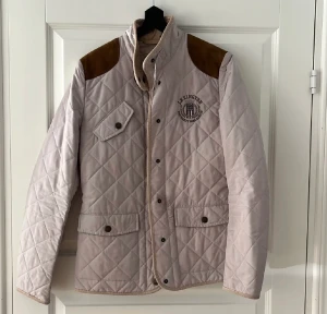 Lexington Jacka - Lexington jacka i använt men fint skick! 🇺🇸👌