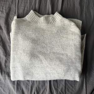 Säljer denna mysiga stickade tröja från Vero Moda, har aldrig kommit till användning och säljer pågrund av detta🫶🏻