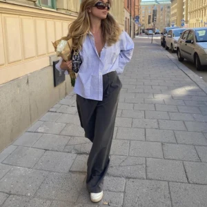 Kostymbyxor  - Första bilden är lånad för styling inspo!! Men skitsnygga kostymbyxor från venderbys, köpta för 710, använda typ 3 ggr då jag har många andra par🫶🏼 är strl xxs men skulle snarare säga att dem är mer xs/s