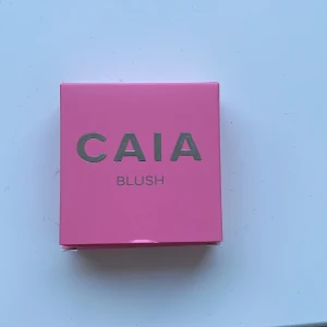 caia blush - helt ny, köpte fel så därför säljer jag denna. aldrig använt endast öppnat och kollat på hur den ser ut. jättefin färg men inte den jag skulle ha. 🥲💞