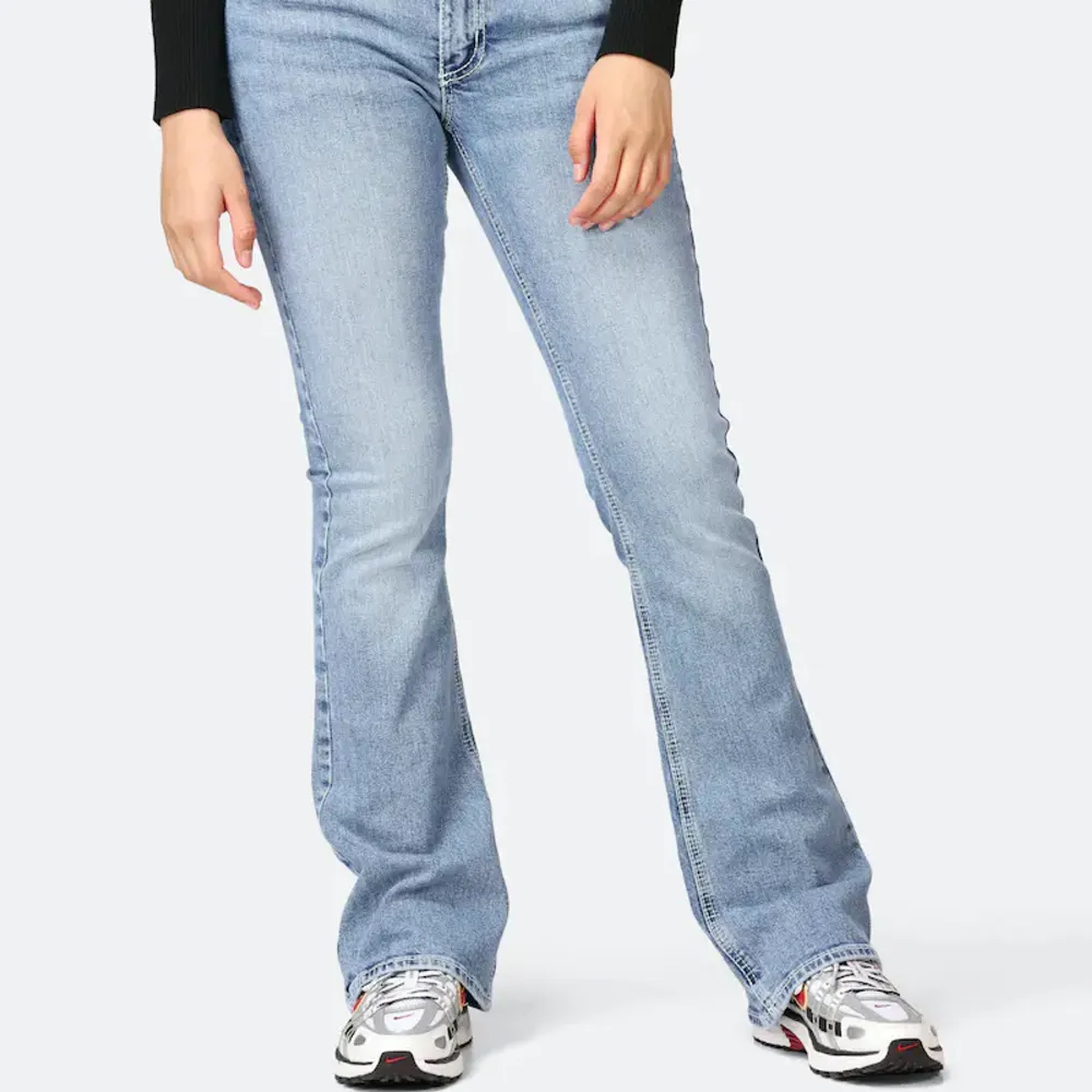 Säljer dessa lågmidjade bootcut jeans från junkyard💗storlek S💗 fint skick💗. Jeans & Byxor.