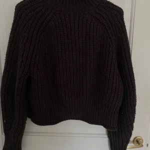 Stickad tröja -  Jättefin Mörkbrun stickad tröja 