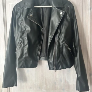 Svart skinn jacka. Oanvänd - Jackan är inte använd alls. Är ej äkta skinn. Är du intresserad kan vi mötas upp på en bestämd plats 😊