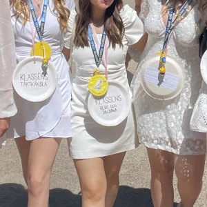 Studentklänning - Säljer nu min superfina studentklänning, använd vid ett tillfälle och i superfint skick! Storlek xs från zara 🫶🏼