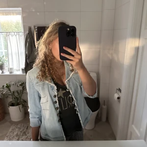 Jeans jacka - Superfin jeansjacka❤️‍🔥❤️‍🔥❤️‍🔥står ibte stolek men ungefär xs/s🥰