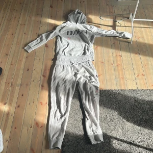 Hoodrich tracksuit - Säljs på grund av att dem är för små