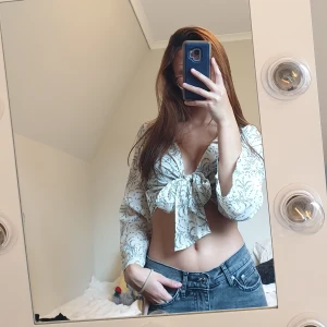 Topp - Jätte söt blommig top från Nakd storlek 32 men passar 34. Nästan aldrig använt 