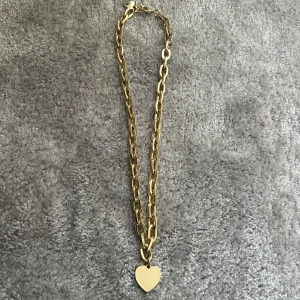 Hjärthalsband från snö of sweden i guldplatering  - Ordinarie pris: 499kr Säljer det för 199kr 
