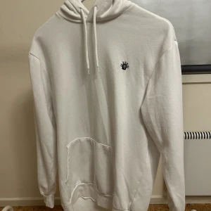 Vit hoodie - Säljes! Vit hoodie från H&M. Litet hål vid luvan (sista bilden). 