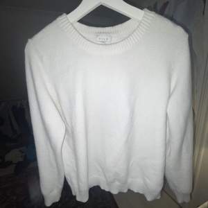 Jätte mysig vit stickad tröja från Vila i mycket bra skick. Tryck gärna på ”köp nu” och skriv privat vid frågor💕💕