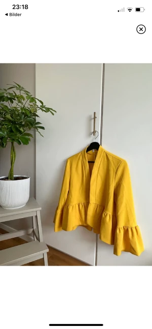 Gul bluskavaj - Använd endast EN gång, kan säga att den är helt ny. Passar perfekt nu till hösten med den starka gula färgen💛 Köpte för 399kr men är inte till användning så säljer för 119kr, priset kan dock diskuteras✨