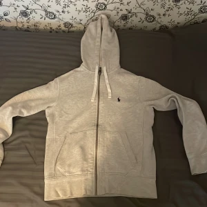 Ralph Lauren Polo - Säljer nu hoodien pga vuxit ur den. Helt felfri. Skick 8/10. 