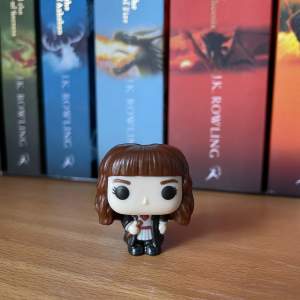 Jätte söt hermione figur som är från kinder egg, dock är det jätte bra kvalite och för söt för att slänga! 🤍🤍
