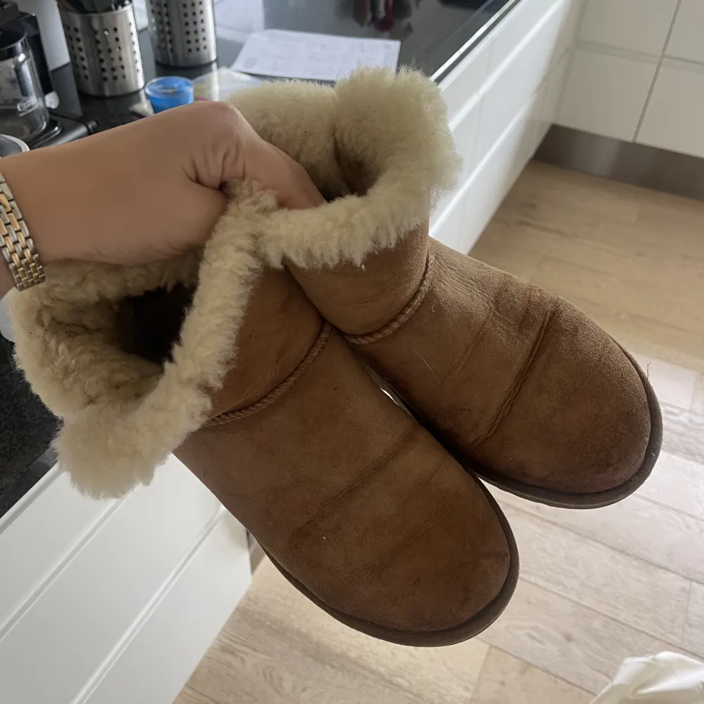 Bruna uggs. Skor.