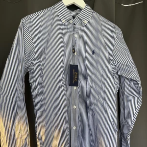 Helt oanvänd Ralph lauren skjorta!  - Helt oanvänd ralph lauren skjorta! Extremt skönt material och väldigt tunnt!