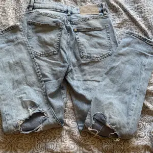 Snygga jeans i storlek 34 från H&M denim brands.