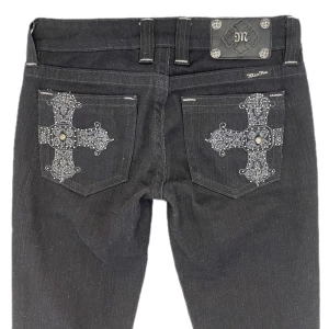 Miss me jeans - Lågmidjade straight/skinny miss me jeans i mycket fint skick❤️ Midjemåttet tvärs över är 38 cm och innerbenslängden är 77cm❤️ Jag är 168cm lång! Trycka gärna på köp nu ❤️