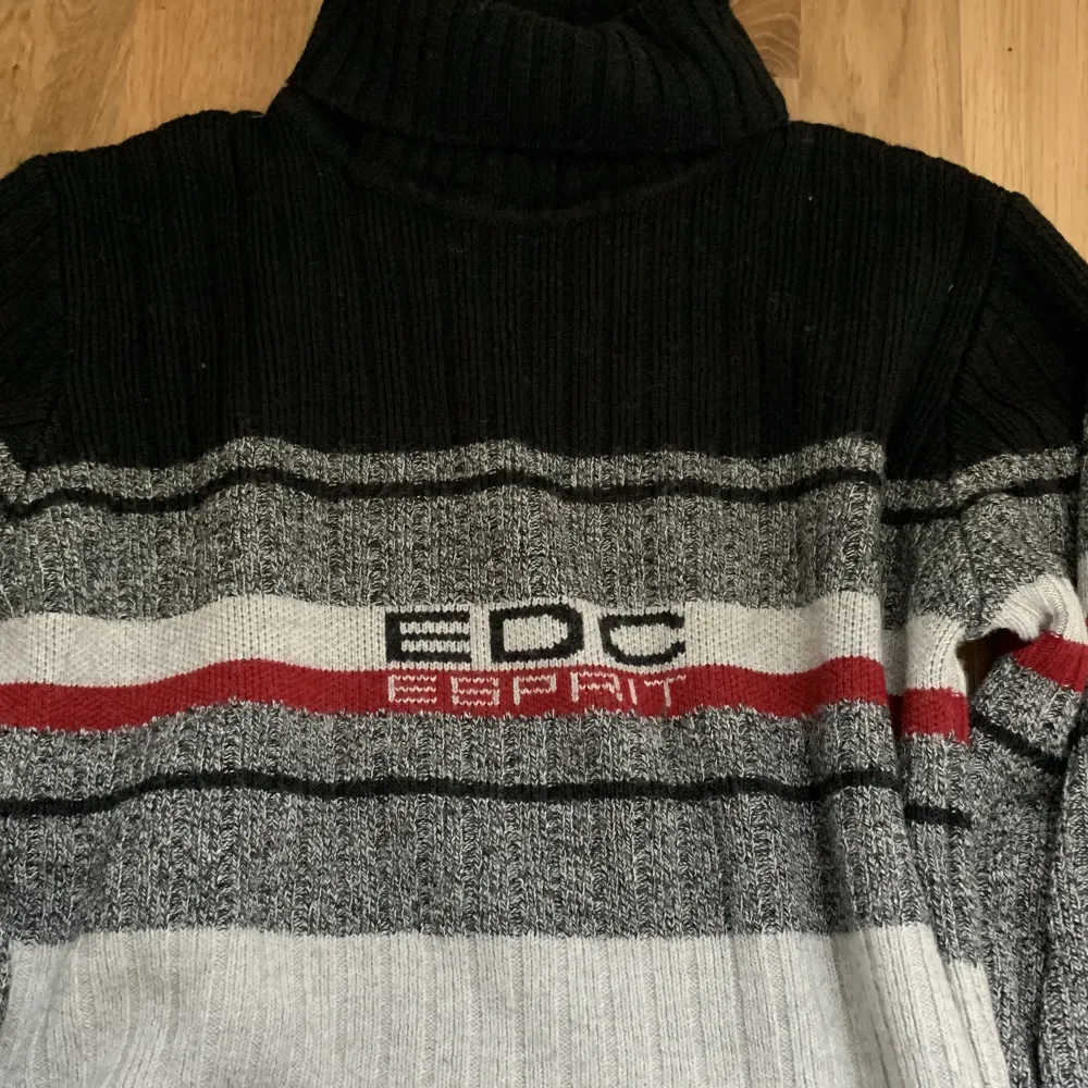 EDC by Esprit. knitted turtleneck sweater. cropped fit! . Stickat.