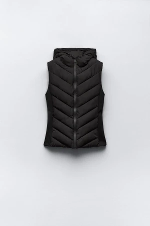 Zara väst - Säljer min svarta zara väst då jag slutade använda den i våras, hösten är snart här och därför kan den bli en bra användning för andra. Den är även åtsittande vatten- och vindtät