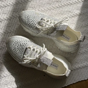 Sneakers  - Världens coolaste skor från Steve madden! Blingbling och allt sånt som man blir glad av. Några stenar har ramlat av men inget man tänker på. De är storlek 40 men väldigt små i storleken, så som ett par 39or.