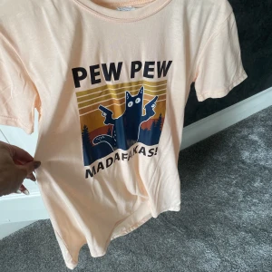 Ny T-shirt  - Helt ny T-shirt med tryck strl 34/36