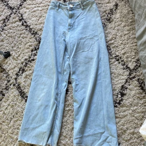 Jeans från zara - Jeans från Saras barnavdelning med en söt knapp!💞