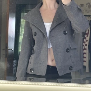 Jacka - Denna jacka är lite varmare, perfekt till hösten/vintern. Priset går att diskutera då den är köpt i Frankrike! 