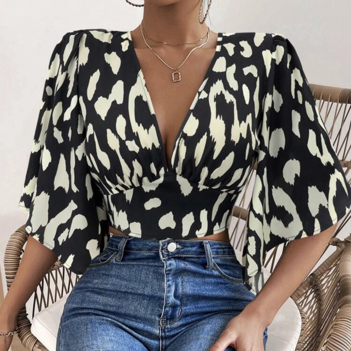 V-ringad mönstrad blus