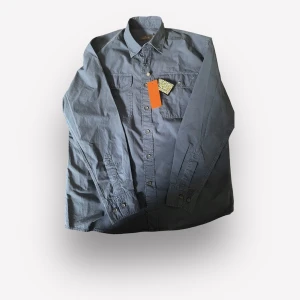 Morris skjortjacka - Perfekt för hösten! Kvalitet:10/10 då den är ny! Billigt pris då den kostar ca 1500kr.