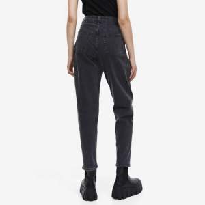Svarta högmidjade jeans, jeansen är något långa på mig som är 168 men det är super snyggt att vika upp dom om det skulle behövas, upplever att byxorna framhäver höfter och rumpan mycket bra:)) bilden är tagen direkt från H&M, byxorna är knappt använda.