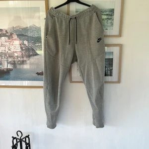 Nike tech fleece byxor - Säljer nu mina Nike tech fleece byxor som jag köpte i vintras, jag har inget behov av de längre. Skriv DM om intresse eller frågor.