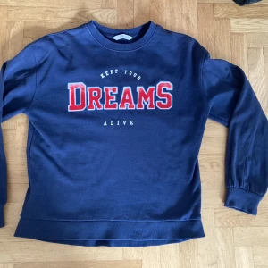 Blå tröja tjocktröja Mango stl 164 - Jättefin, knappt använd tröja från Mango i stl 164. Blå med tryck fram. 100% bomull.