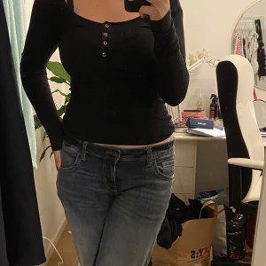 Långärmad tröja - Hejsan säljer denna fina tröja för att den inte kommer till så mycket användning. Tröjan är i utmärkt skick och det går att knäppa upp knapparna🥰