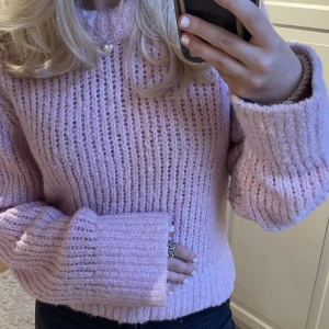 Stickad tröja Weekday - Rosa stickad tröja från Weekday i väldigt bra skick, knappt använd 💓 Skriv för fler bilder!