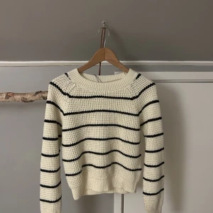 Stickad tröja  - Jättefin stickad tröja! Skön och fin passform. Jättebra skick💞💕