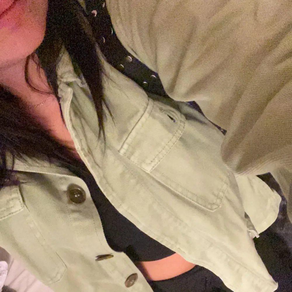 Grön jacka i väldigt fint skick, från pull&bear🤍100kr+ frakt. Takit.