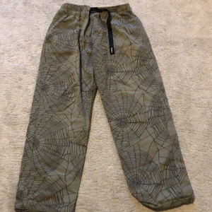 Olive cobwed butter goods byxa - Typ oanvända, jätte sköna, limited edition colorway, passar bra på både killar och tjejer.