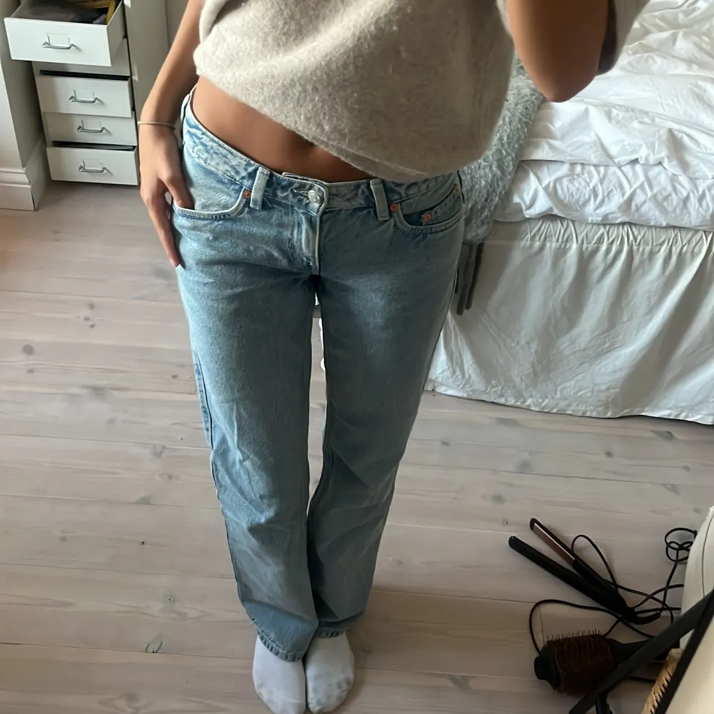 Säljer mina Weekday jeans. Använt fåtal gånger och har därför inga skador. De är i modellen Arrow och i storlek W 26 L 32. Jag är 173 och bär i vanliga fal storlek 34/36💕. Jeans & Byxor.