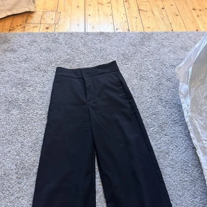Kostymbyxor - Högmidjade kostymbyxor från lindex säljes 150 + frakt Strl: 34 men stora i storleken 