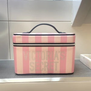 Victorias secret necessär  - Victorias secret necessär som inte säljs längre. Såå rimlig och älskar den men har för många necessärer så måste tyvärr rensa 😭 så fint skick och underbara färger 💕