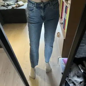 Blåa mom jeans från Veromoda i storlek 26/32. Högmidjade. Använda en gång så i mycket fint skick! 180kr plus frakt. Har mycket fler plagg ute tillsalu! 