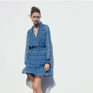 Populär klänning zara - Säljer denna populära blå klänning från zara helt ny med lappen kvar! Tveka inte att höra av er vid frågor eller fler bilder!!🥰 