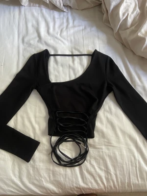 Topp från maniere de voir - Säljer skitsnygg topp från maniere de voir för den är för liten, passar xxs/xs, aldrig använd, säljs inte längre kom med förslag på pris.