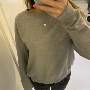 Collegetröja  - Jättefin collegetröja från Arket!