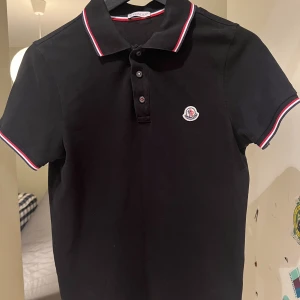 Moncler Polo - Moncler polo  8/10 Köpt på Moncler butiken i Stockholm, kvitto finns såklart Stl:xs