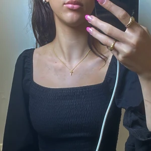 Svart tröja  - Knappast använd. Själv tycker jag att den är skit fin. Men tyvärr så är den för liten för mig